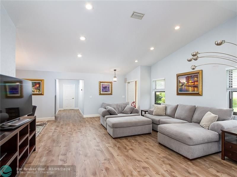 Recently Sold: $499,000 (2 beds, 2 baths, 1805 Square Feet)
