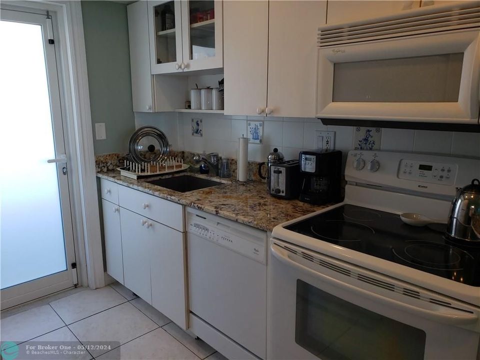 Recently Rented: $4,200 (1 beds, 1 baths, 690 Square Feet)