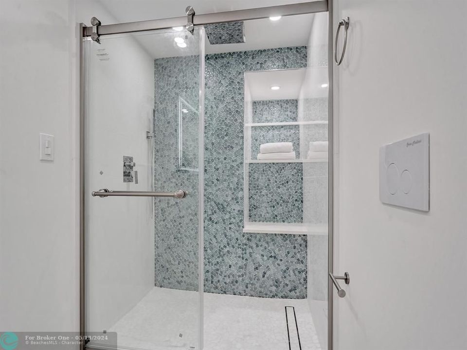 最近售出: $599,000 (1 贝兹, 2 浴室, 1054 平方英尺)
