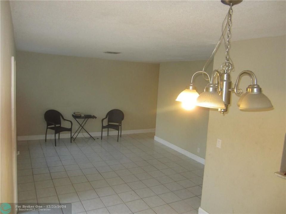 Active With Contract: $1,800 (2 beds, 1 baths, 950 Square Feet)