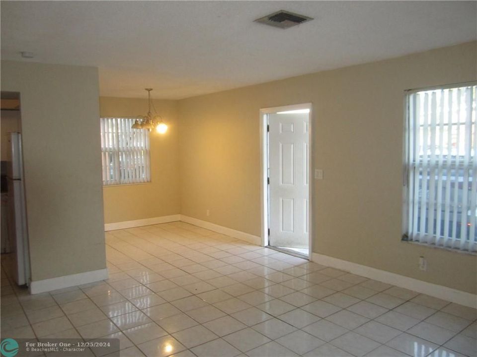 Active With Contract: $1,800 (2 beds, 1 baths, 950 Square Feet)