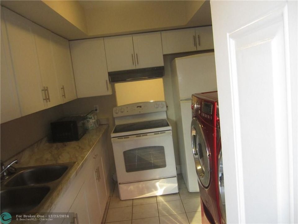 Active With Contract: $1,800 (2 beds, 1 baths, 950 Square Feet)