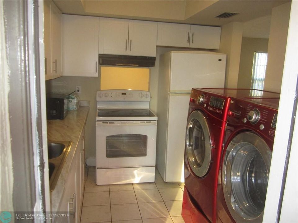 Active With Contract: $1,800 (2 beds, 1 baths, 950 Square Feet)