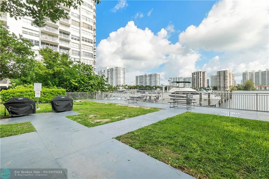 Recently Sold: $272,900 (1 beds, 1 baths, 1005 Square Feet)