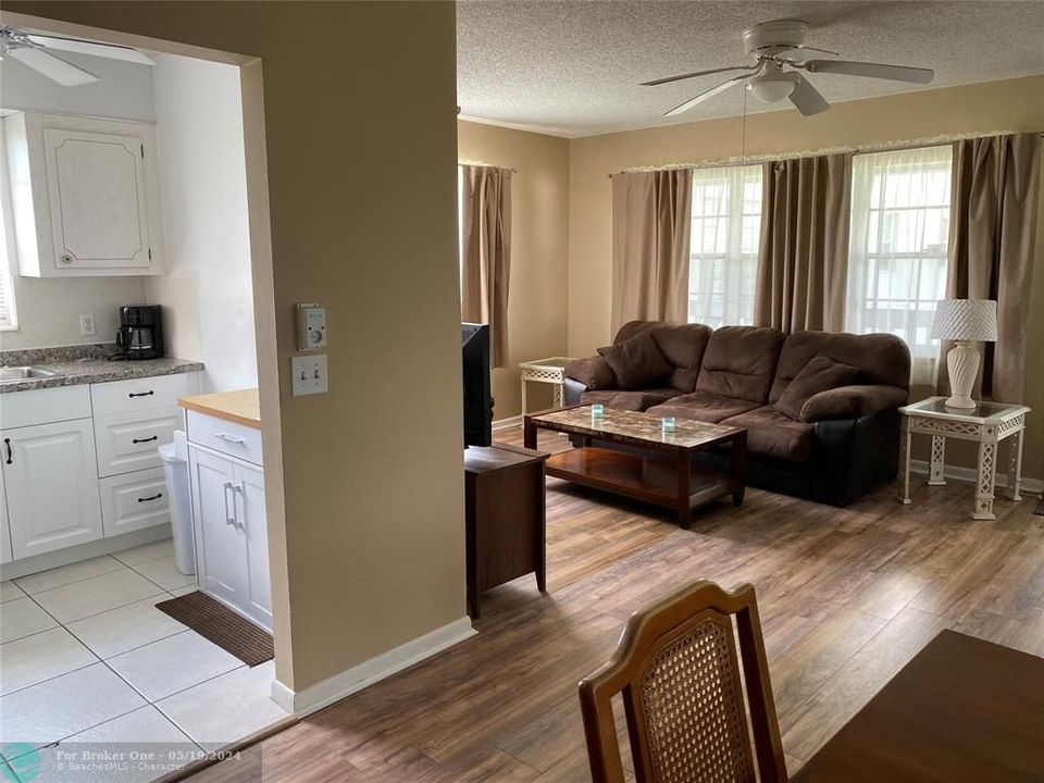 For Sale: $124,900 (1 beds, 1 baths, 706 Square Feet)