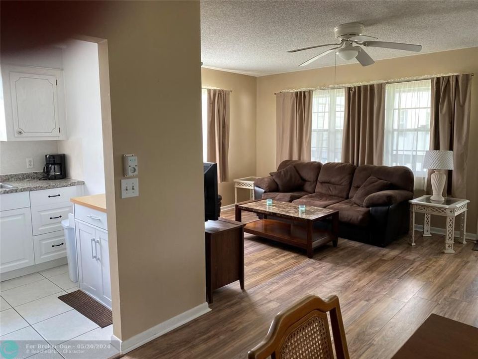 For Sale: $124,900 (1 beds, 1 baths, 706 Square Feet)