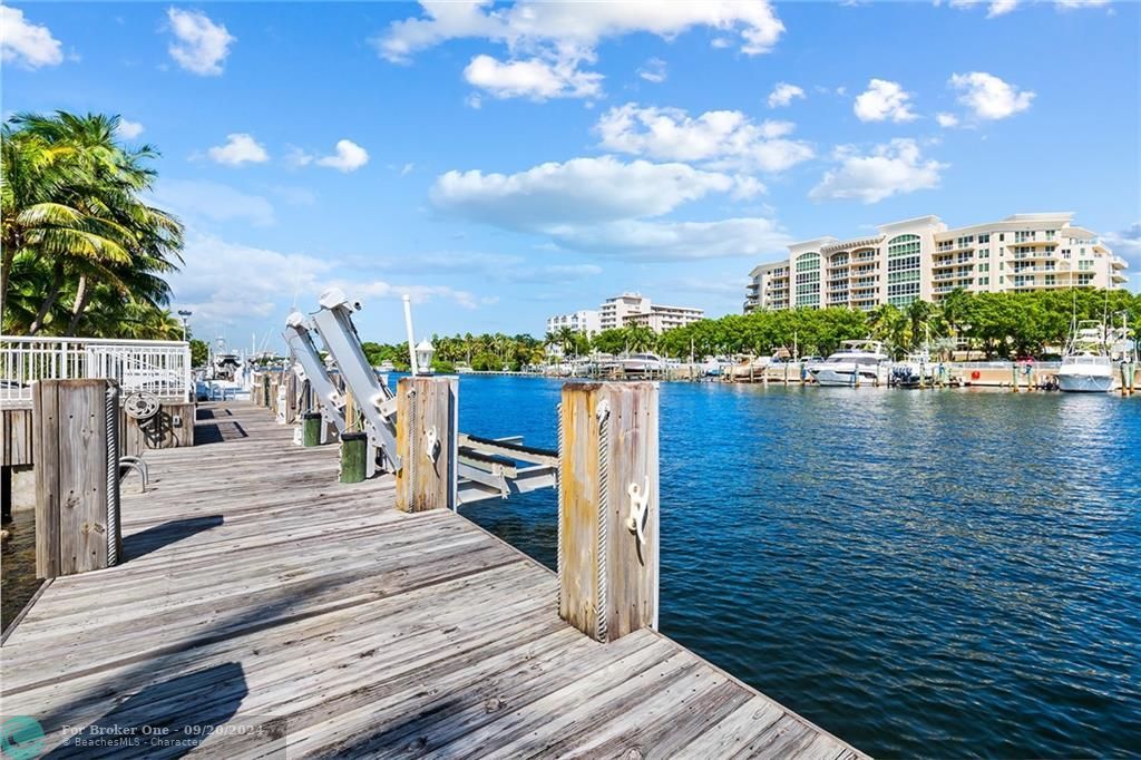 Recently Sold: $3,500,000 (4 beds, 5 baths, 4377 Square Feet)