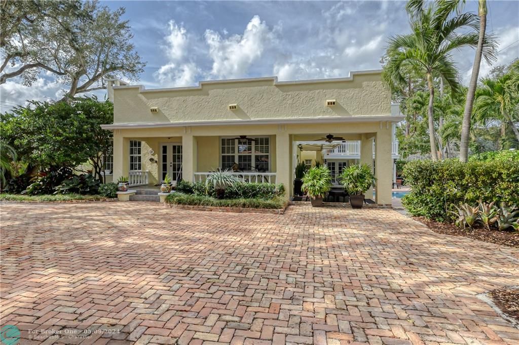 Recently Sold: $2,650,000 (5 beds, 4 baths, 3706 Square Feet)