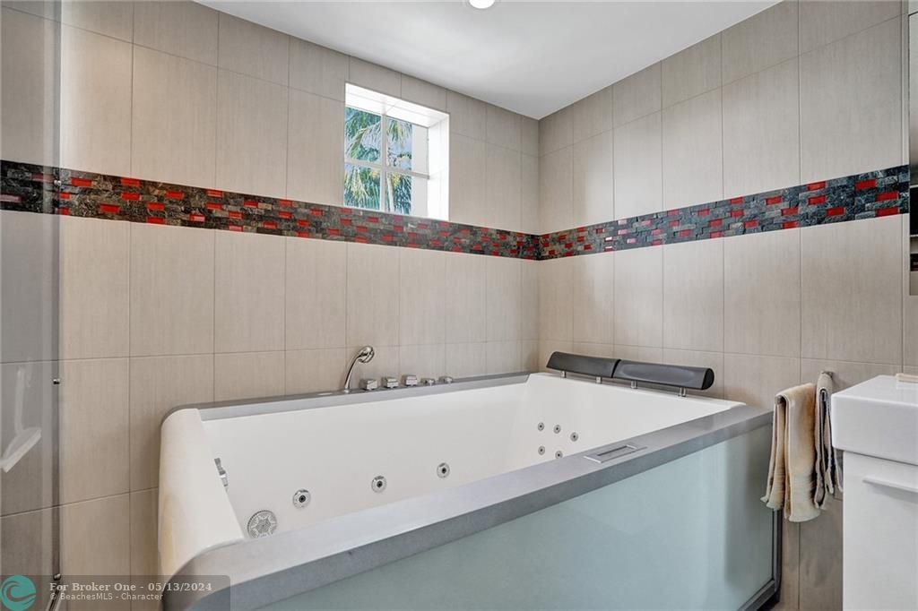 Недавно продано: $599,000 (2 спален, 2 ванн, 1180 Квадратных фут)