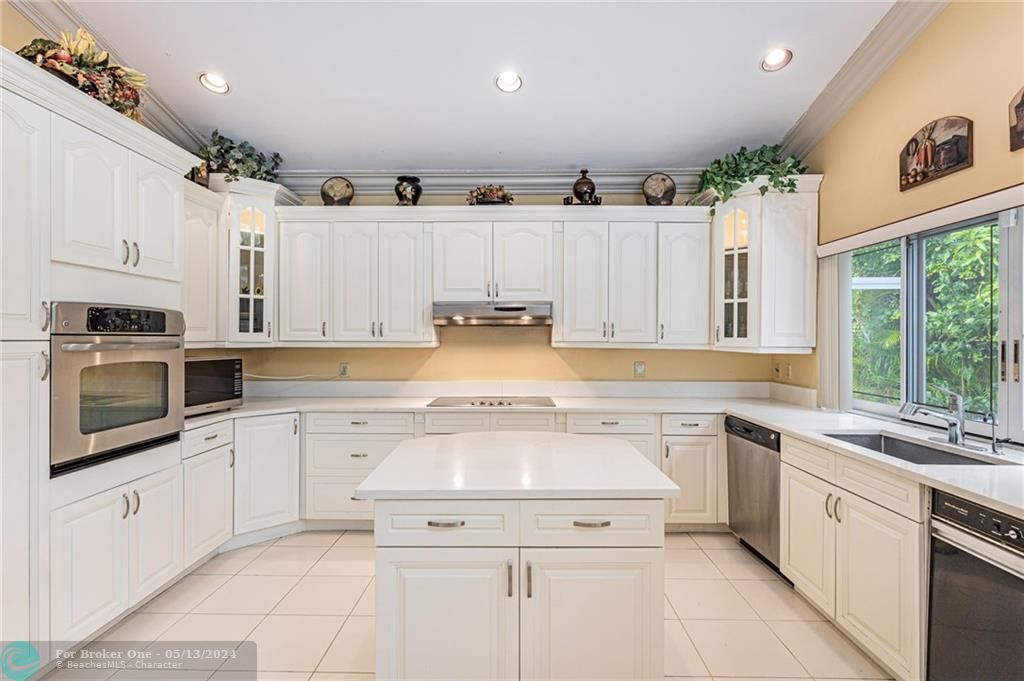 Recently Sold: $749,000 (5 beds, 3 baths, 3232 Square Feet)