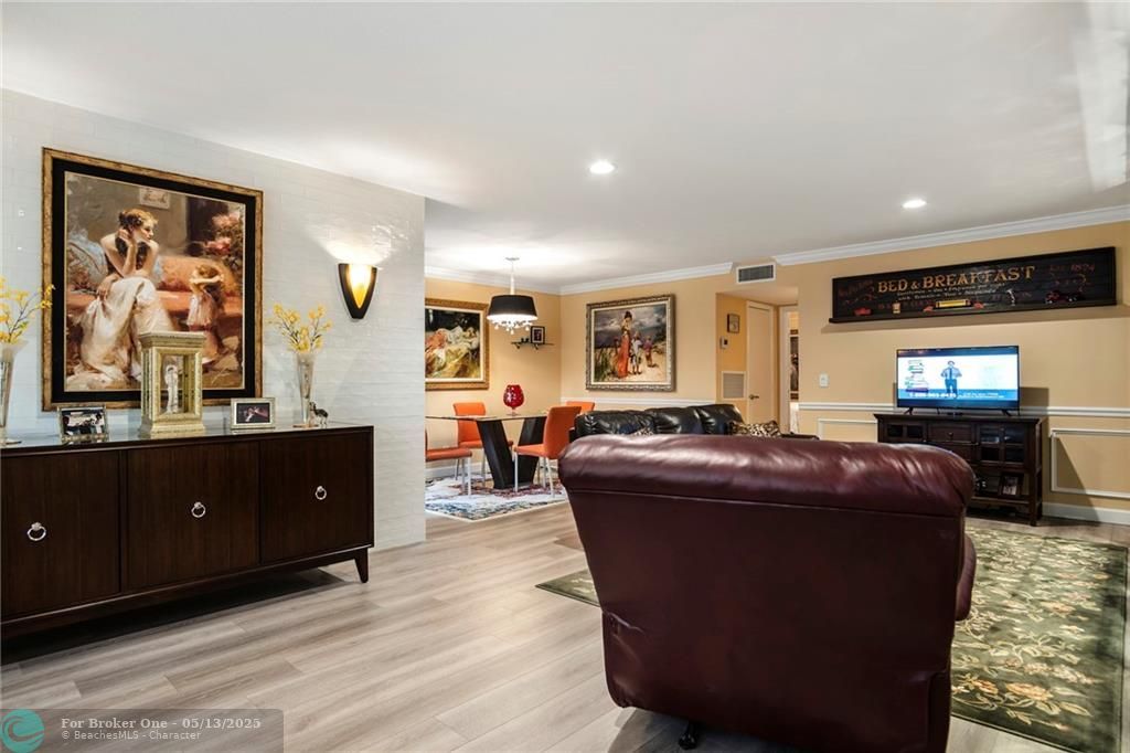 For Sale: $239,000 (1 beds, 1 baths, 970 Square Feet)