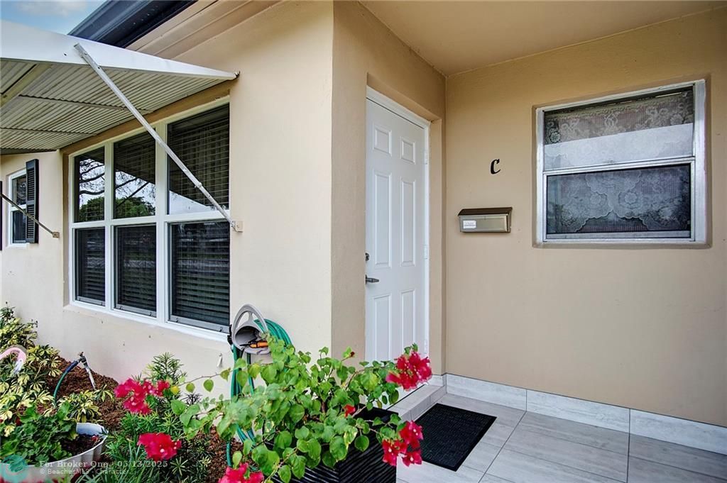 For Sale: $239,000 (1 beds, 1 baths, 970 Square Feet)