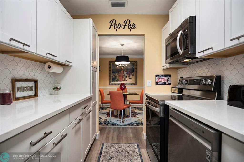 For Sale: $239,000 (1 beds, 1 baths, 970 Square Feet)