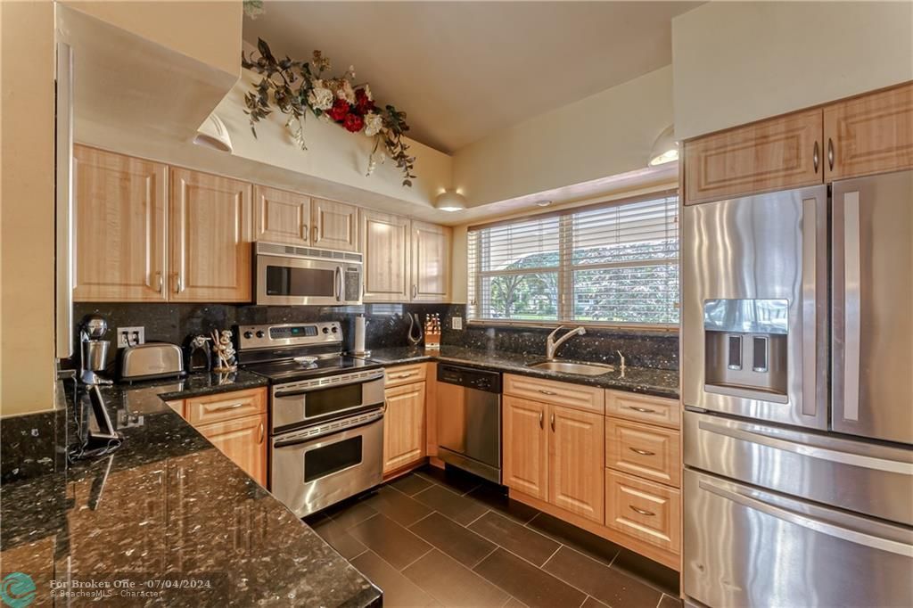 Recently Sold: $650,000 (2 beds, 3 baths, 1830 Square Feet)