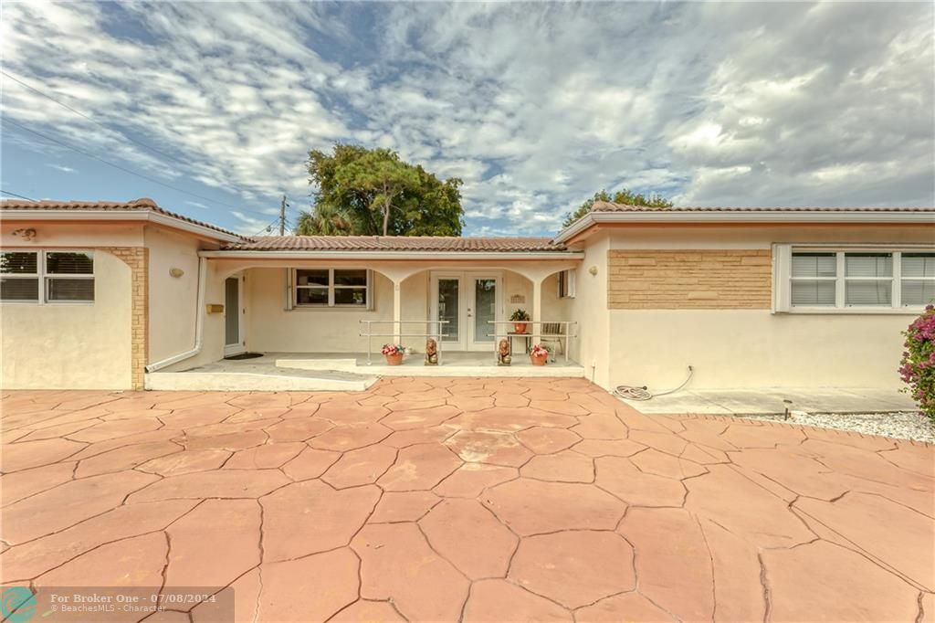 Recently Sold: $650,000 (2 beds, 3 baths, 1830 Square Feet)
