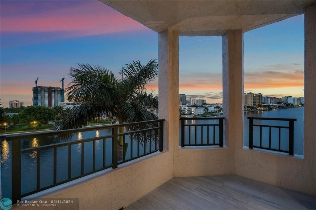 Recently Sold: $3,895,000 (5 beds, 4 baths, 5468 Square Feet)