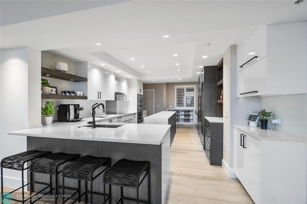 Recently Sold: $3,895,000 (5 beds, 4 baths, 5468 Square Feet)