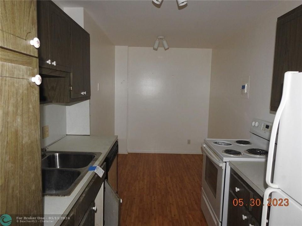 Recently Sold: $110,500 (1 beds, 1 baths, 896 Square Feet)