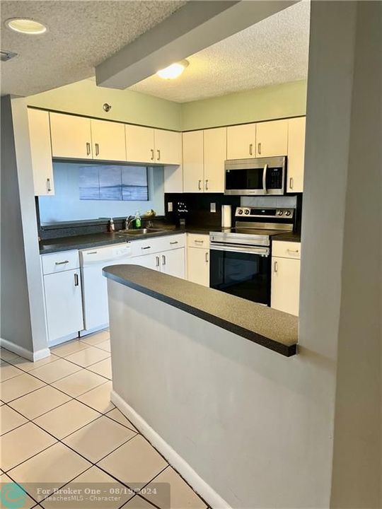 Active With Contract: $2,200 (2 beds, 2 baths, 1399 Square Feet)