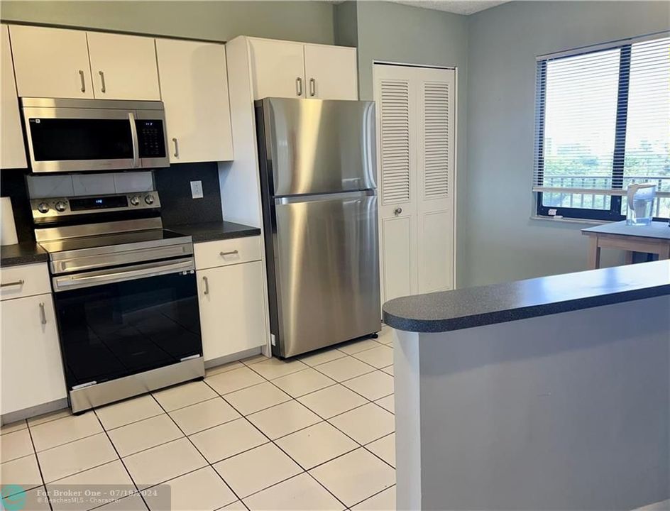 Active With Contract: $2,200 (2 beds, 2 baths, 1399 Square Feet)