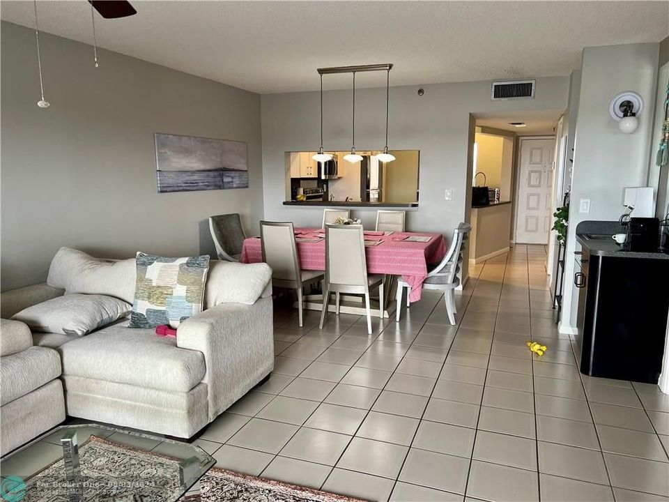 Active With Contract: $2,200 (2 beds, 2 baths, 1399 Square Feet)