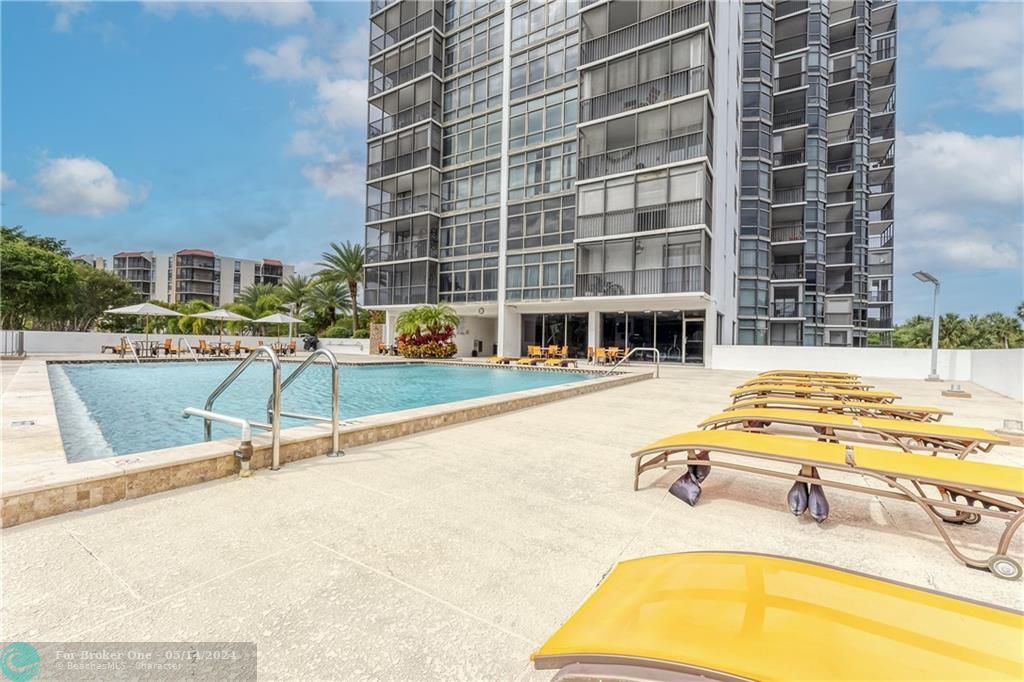 Recently Sold: $285,000 (1 beds, 1 baths, 810 Square Feet)