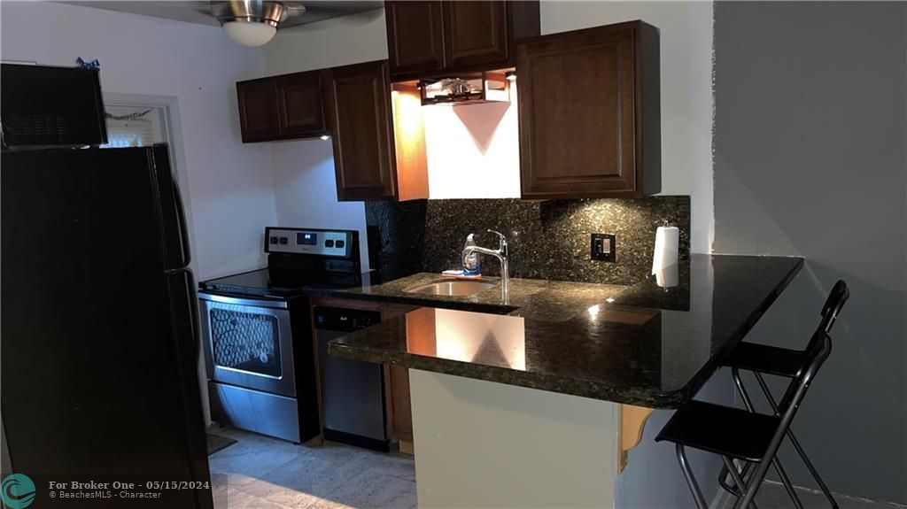 For Sale: $198,000 (1 beds, 1 baths, 775 Square Feet)