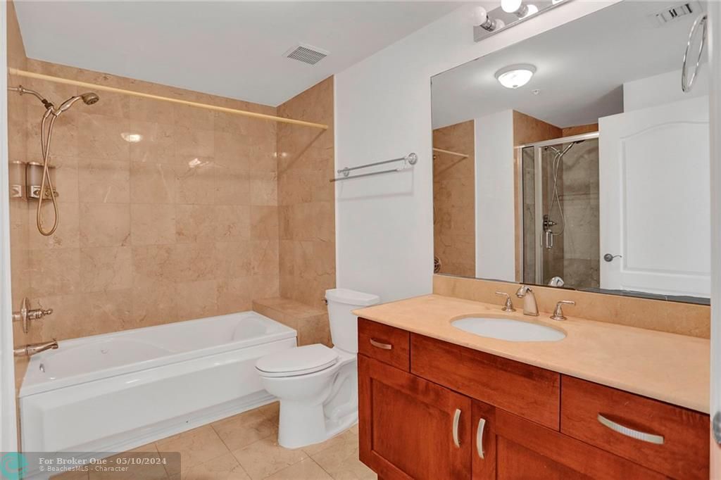 最近售出: $600,000 (2 贝兹, 2 浴室, 1370 平方英尺)