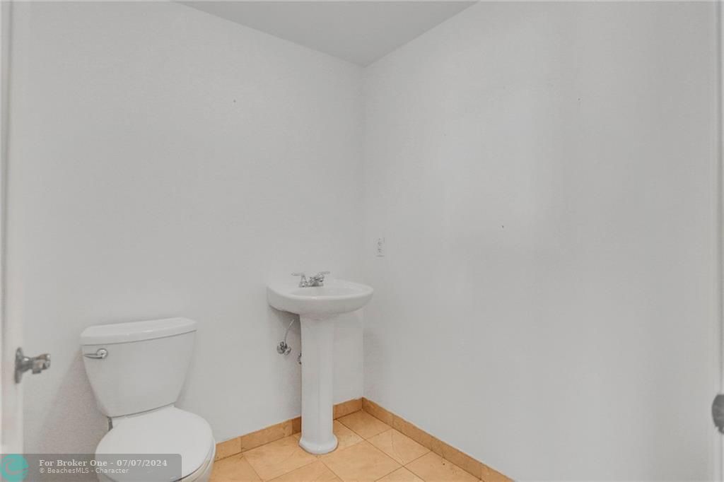 Recently Sold: $600,000 (2 beds, 2 baths, 1370 Square Feet)