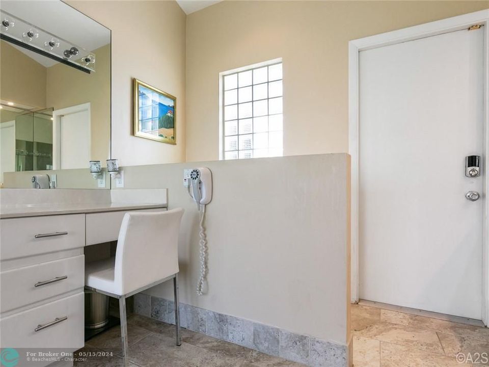 最近售出: $674,000 (3 贝兹, 2 浴室, 2704 平方英尺)
