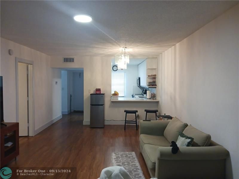 Active With Contract: $1,350 (1 beds, 1 baths, 760 Square Feet)