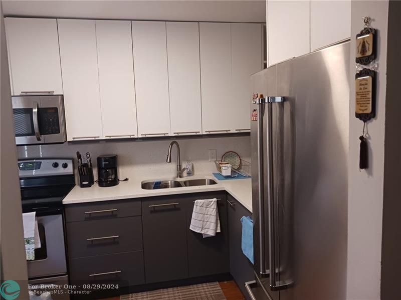 Active With Contract: $1,350 (1 beds, 1 baths, 760 Square Feet)