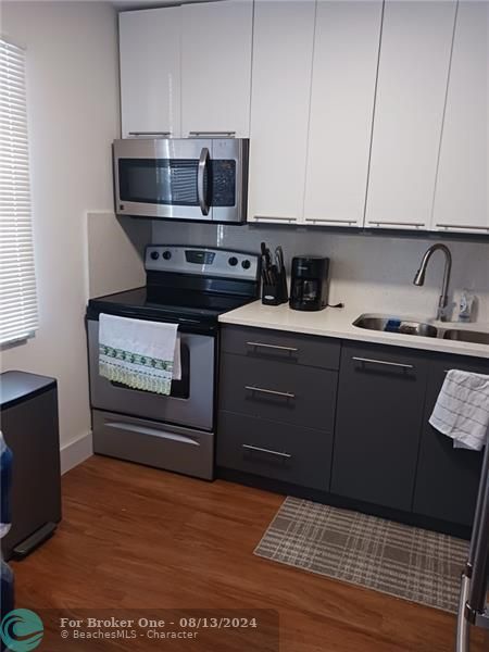 Active With Contract: $1,350 (1 beds, 1 baths, 760 Square Feet)