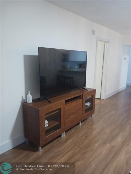 Active With Contract: $1,350 (1 beds, 1 baths, 760 Square Feet)