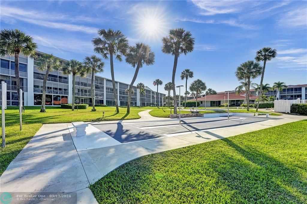 Recently Sold: $445,000 (2 beds, 2 baths, 941 Square Feet)