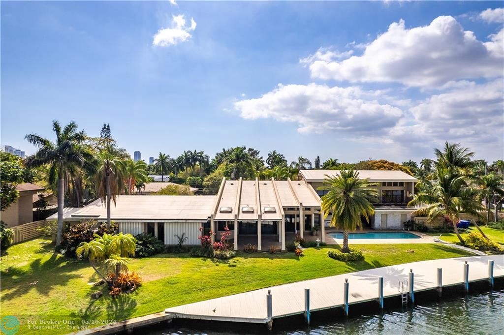 Recently Sold: $4,675,000 (6 beds, 6 baths, 7176 Square Feet)