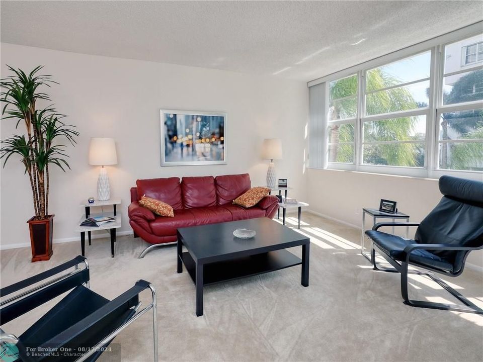 Active With Contract: $255,000 (1 beds, 1 baths, 1138 Square Feet)