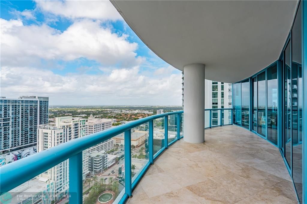 Recently Sold: $1,990,000 (3 beds, 3 baths, 2726 Square Feet)