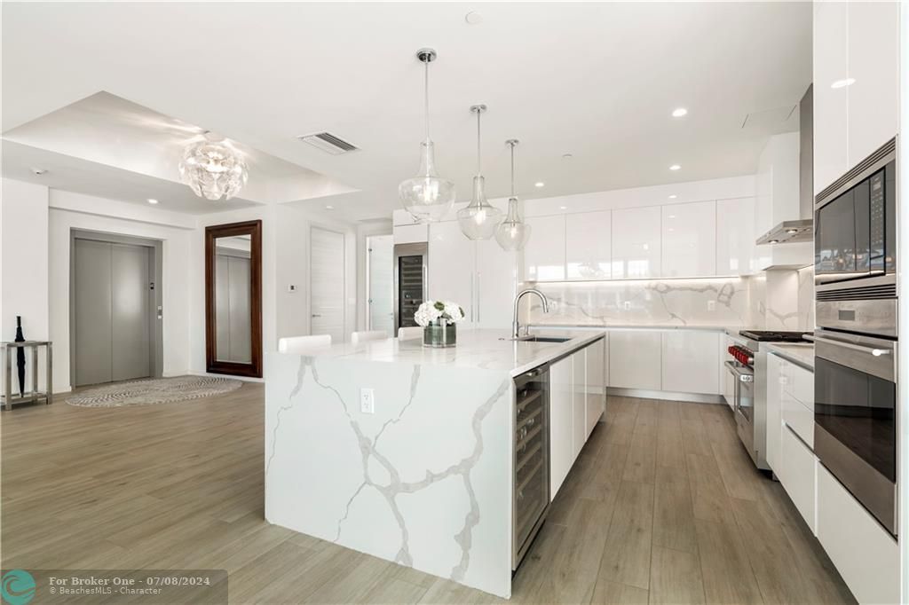 Recently Sold: $3,499,000 (4 beds, 4 baths, 3439 Square Feet)