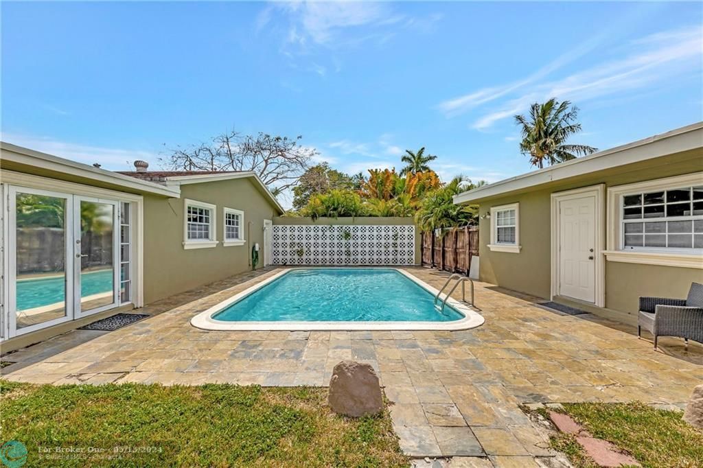 Recently Sold: $649,000 (5 beds, 3 baths, 2421 Square Feet)