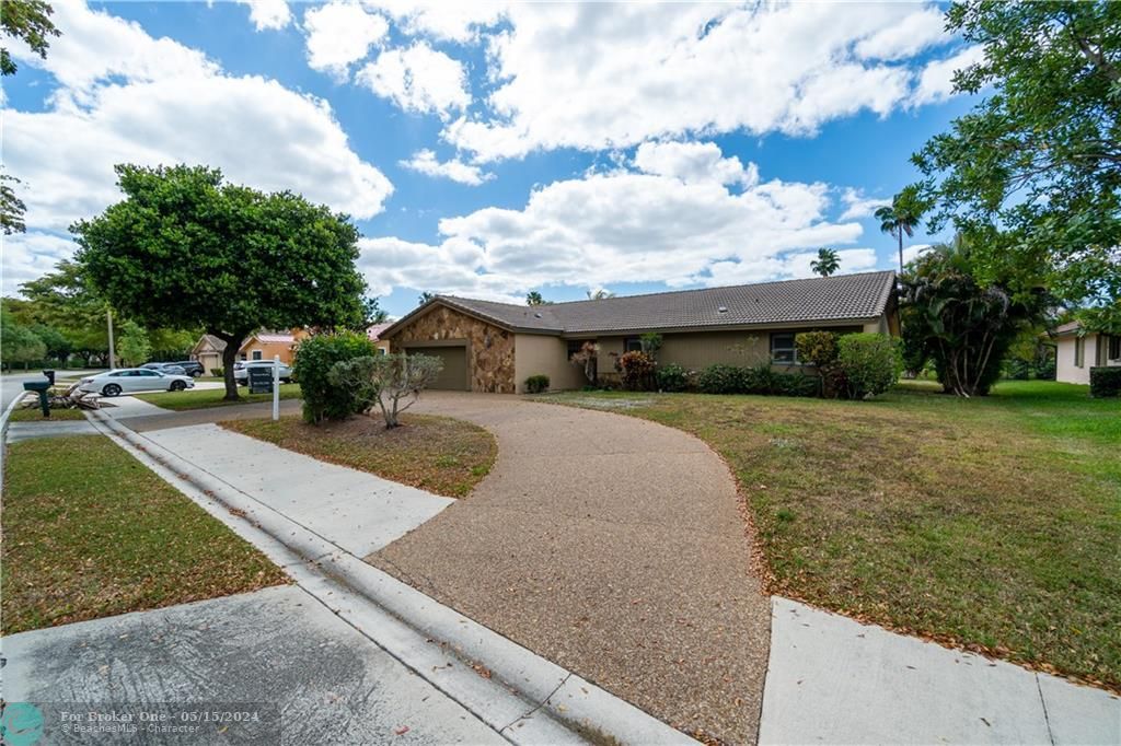 Recently Sold: $599,999 (3 beds, 2 baths, 2343 Square Feet)