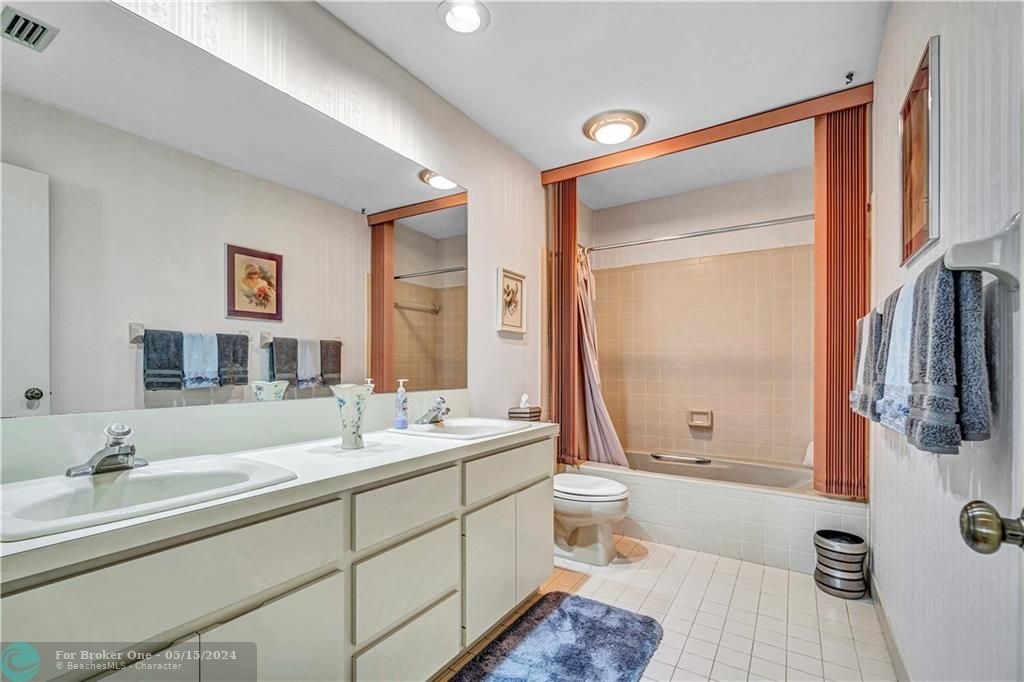 最近售出: $599,999 (3 贝兹, 2 浴室, 2343 平方英尺)