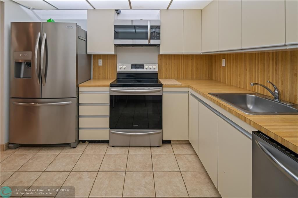 Recently Sold: $249,000 (1 beds, 1 baths, 918 Square Feet)