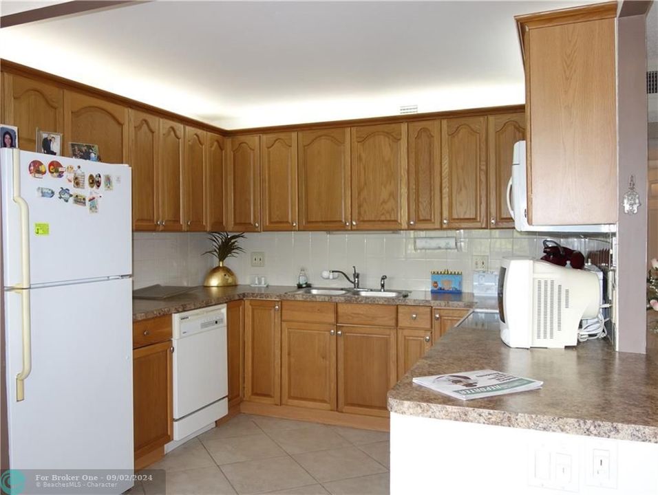 For Sale: $179,900 (2 beds, 2 baths, 996 Square Feet)