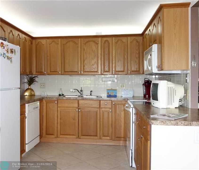 For Sale: $179,900 (2 beds, 2 baths, 996 Square Feet)