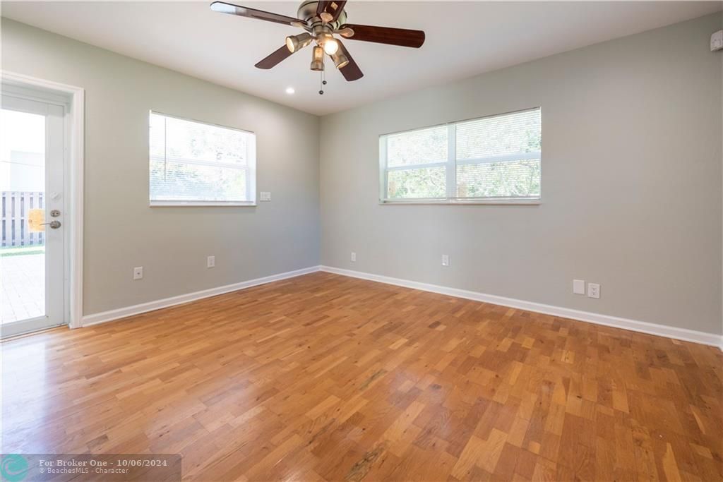 For Sale: $1,100,000 (2 beds, 1 baths, 1128 Square Feet)