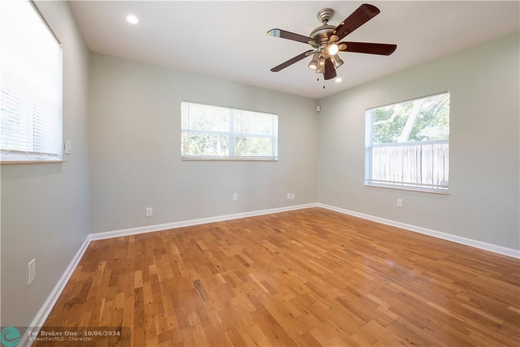 For Sale: $1,100,000 (2 beds, 1 baths, 1128 Square Feet)