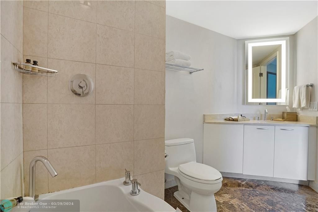 待售: $725,000 (2 贝兹, 2 浴室, 1308 平方英尺)