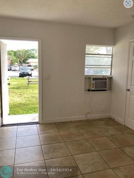 Active With Contract: $1,995 (3 beds, 1 baths, 3195 Square Feet)