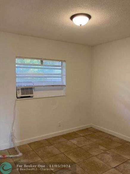 Active With Contract: $1,995 (3 beds, 1 baths, 3195 Square Feet)